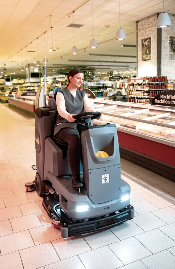 Mašina za pranje i sušenje podova u supermarketu